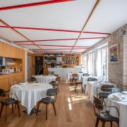 Mesas bien distribuidas con espacio para circular y buena iluminación