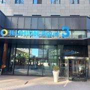 Establecimiento bien identificado y reconocible desde el exterior.