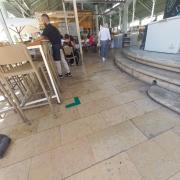 Acceso principal llano y sin desniveles.