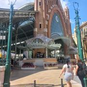 Establiment reconeixible i ben identificat des de l'exterior.