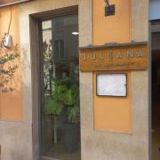 Establecimiento reconocible desde el exterior con rótulo.