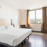 Habitación adaptada con espacio de transferencia a ambos lados