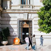 Entrada principal de la oficina. FVV