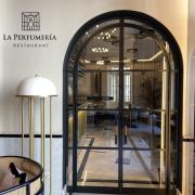Puerta principal de acceso al restaurante, en el interior del hotel Palacio Vallier.
