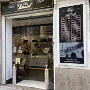 Puertas batientes de acceso al establecimiento.