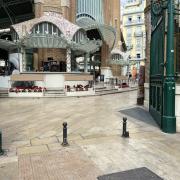 Acceso principal Mercado de Colón, donde se encuentra el establecimiento.