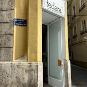 Porta principal batent d'accés a l'establiment.