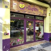 Portes batents d'accés a l'establiment, amb un petit graó que no dificulta l'accés als usuaris amb diferents necessitats.