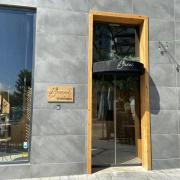 Automatic doors for establishment access.