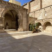 Pati interior del monument accessible.