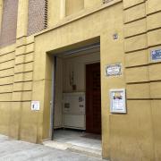 Accessibilitat exterior correcta, amb nom i número del carrer al costat de la porta principal.