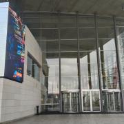 Façana principal, amb senyalització dels actes que es realitzen.