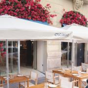 Terrassa exterior accessible amb taules amb alçada adequada.