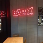 Establecimiento reconocible desde el exterior con rótulo en fachada.