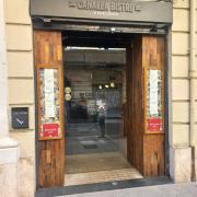 Establiment reconeixible des de l'exterior amb rètol a la façana.