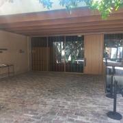 Accés exterior ampli, pla i lliure d'obstacles.