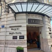 Establecimiento reconocible desde el exterior con rótulo en fachada.