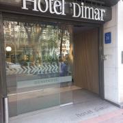 Establecimiento identificado mediante rótulo en fachada.