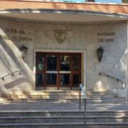 Establecimiento reconocible mediante rótulo en fachada.