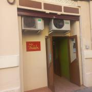 Establecimiento reconocible desde el exterior con rótulo en fachada.