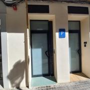 Establecimiento reconocible desde el exterior con rótulo en fachada identificativo de servicio.