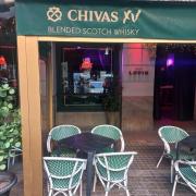 Establecimiento identificado en el exterior mediante rótulo en fachada.