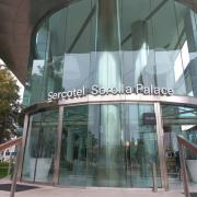 Establecimiento reconocible desde el exterior con rótulo en fachada.