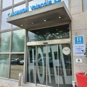 Establecimiento reconocible desde el exterior con rótulo en fachada.