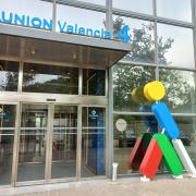 Establecimiento reconocible desde el exterior con rótulo en fachada.