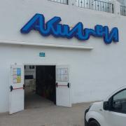 Establishment recognizable from the outside with a sign on the facade.