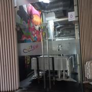 Vinilo corporativo para identificación de vidrios de puerta de acceso a altura adecuada.