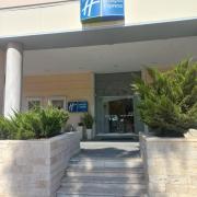 Establecimiento reconocible desde el exterior con rótulo en fachada.