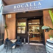 Establecimiento reconocible desde el exterior con rótulo en fachada.