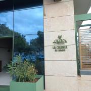 Establecimiento reconocible desde el exterior con rótulo en fachada.