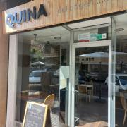 Establecimiento reconocible desde el exterior con rótulo en fachada.