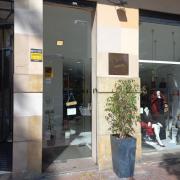 Establecimiento reconocible desde el exterior, con rótulo en fachada.