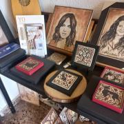 Vitrinas expositivas a una altura adecuada con visibilidad de todos los artículos expuestos.