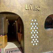 Establecimiento reconocible desde el exterior con rótulo en fachada.