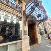 Establecimiento reconocible desde el exterior con rótulo en fachada.