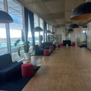 Recorridos definidos a través de disposición longitudinal de equipamiento y mobiliario.