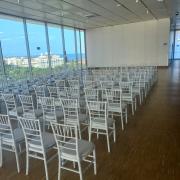 Recorridos definidos mediante disposición del mobiliario e iluminación adecuada.