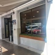 Establecimiento reconocible desde el exterior con rótulo en fachada.