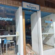 Establiment reconeixible des de l'exterior amb rètol a la façana.