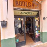 Establecimiento reconocible desde el exterior, con rótulo en fachada.