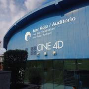 Establecimiento reconocible desde el exterior con rótulo en fachada.