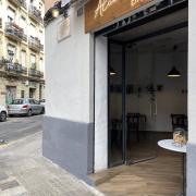 Puerta principal de acceso al establecimiento.