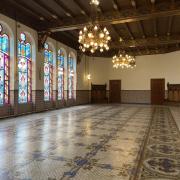 Salones para eventos accesibles y amplios con mobiliario disponible según distintas necesidades.