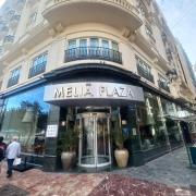 Establecimiento reconocible desde el exterior con rótulo en fachada.