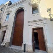 Zona de aproximación amplia y libre de obstáculos.