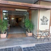 Establecimiento reconocible desde el exterior con rótulo en fachada.